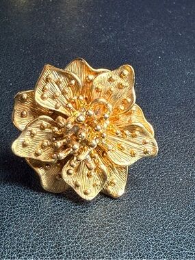 1990s KJL Kenneth Jay Lane 22K Gold Plated Brass Dogwood Flower Ring Size 8.5